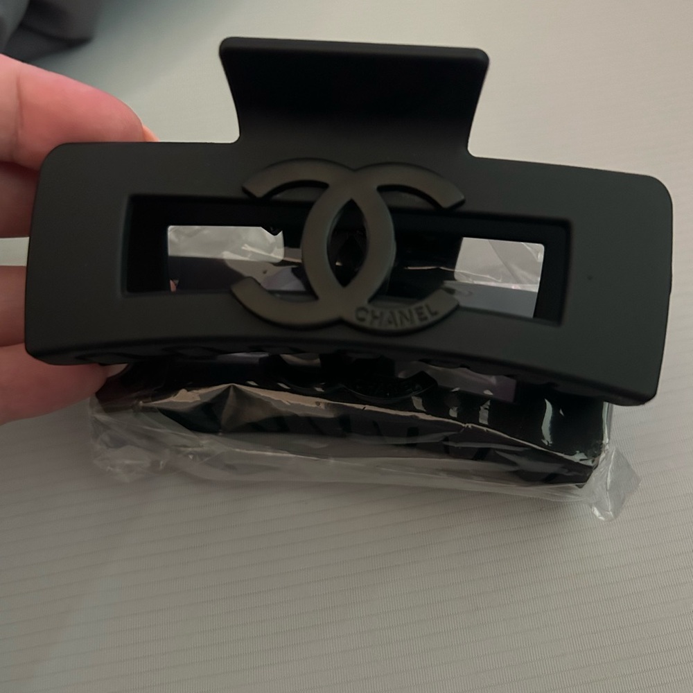 Black hair clip